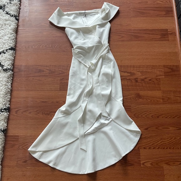 Alice + Olivia Josie Ruffle Wrap Dress - Picture 4 of 9